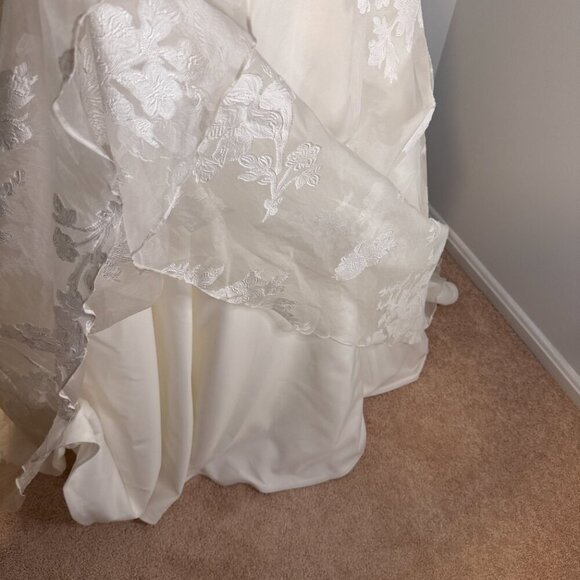 Jacquelin Exclusive Ivory Wedding Dress - Size 12 - Picture 13 of 15